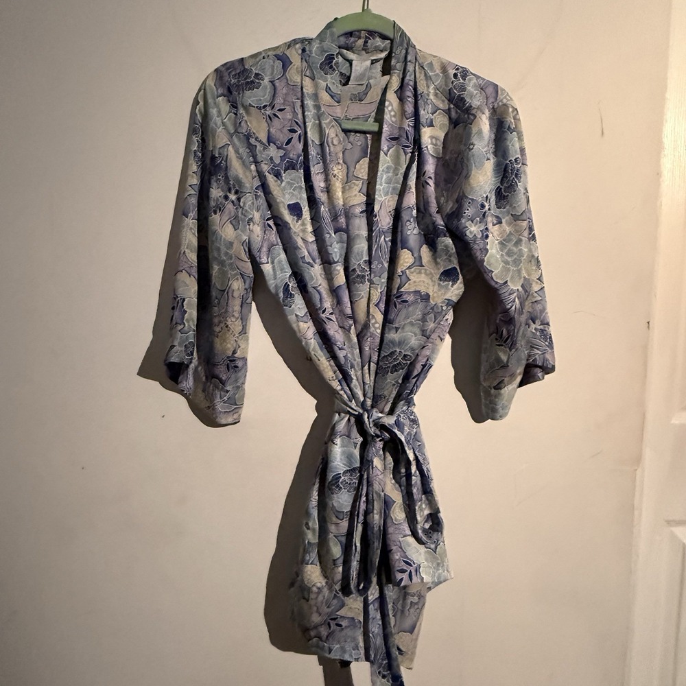 August Silk Women's Sz. S Silk Robe Short Sleeve Blue Floral Kimono Pocket